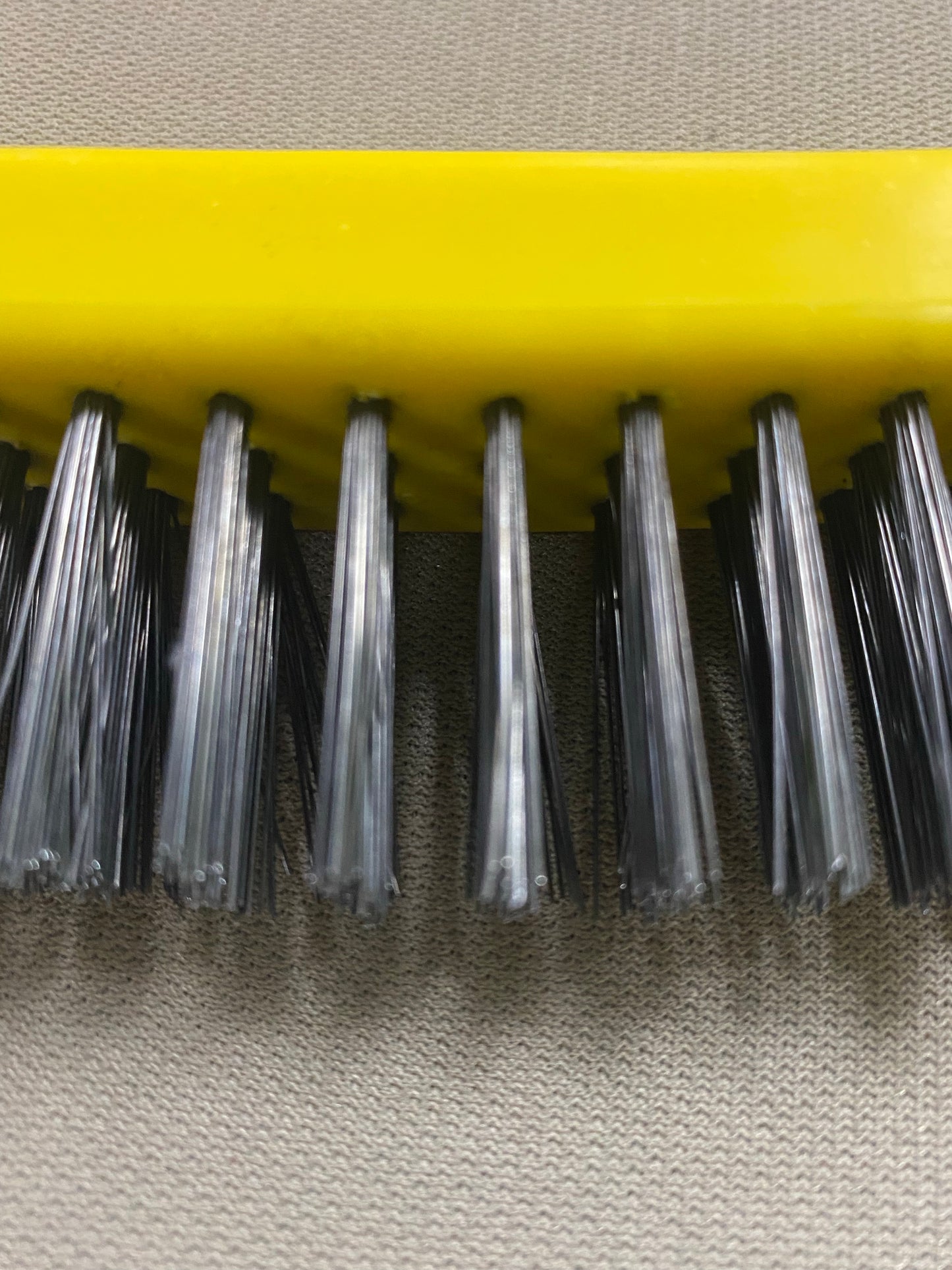 Cepillo de alambre de acero inoxidable con mango de plástico de 13-3/4 pulg.