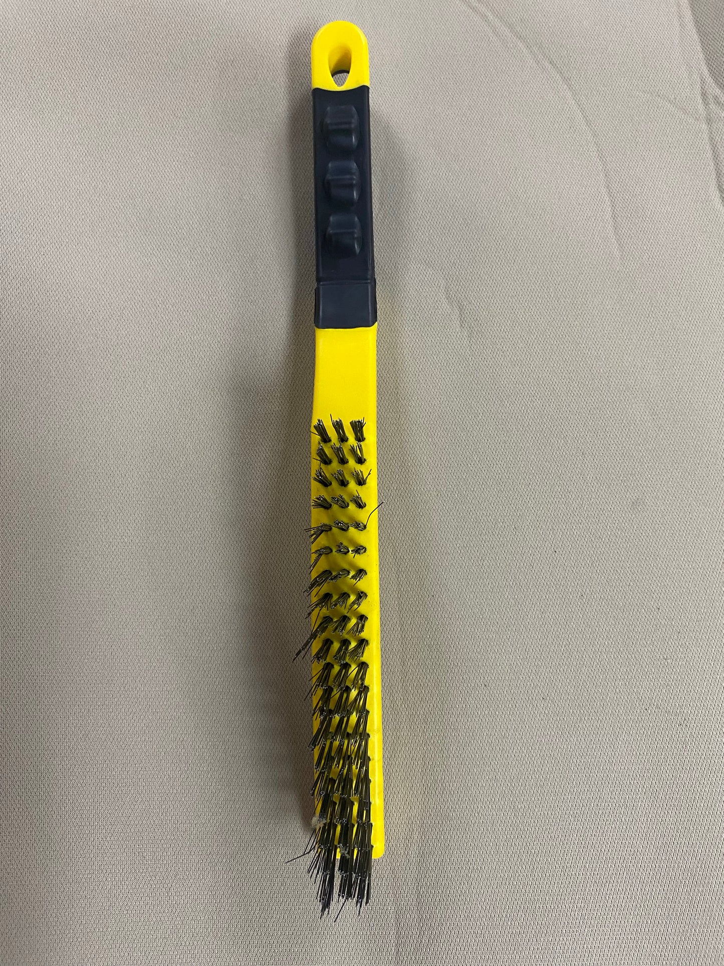 Cepillo de alambre de acero inoxidable con mango de plástico de 13-3/4 pulg.